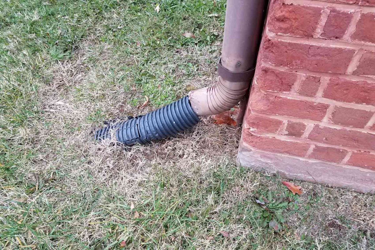 raccordement de gouttière au drain dans le sol